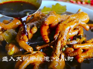 14、卤鸡爪,出锅加入汤汁浸泡即可