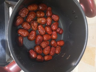 2、红枣糕（宝宝版）,凉水入锅加入红枣，开火