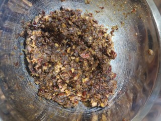 5、红枣糕（宝宝版）,用切水果的菜板切碎，我切的比较碎因为给宝宝吃嘛