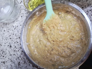 11、红枣糕（宝宝版）,用刮刀搅拌均匀