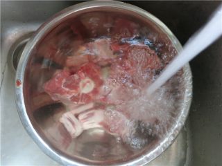 2、大补气血牛尾汤,先用清水冲洗