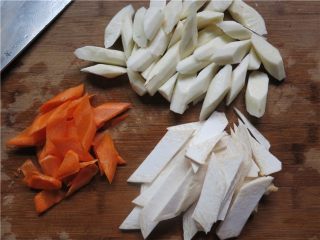 9、大补气血牛尾汤,这期间可以处理配料食材,将山药切成菱形块,杏鲍菇、胡萝卜切片、粉条烫熟