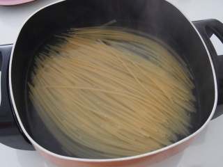 2、彩蔬意面,大概煮10~15分钟意面熟透就好啦，捞出来意面放到一旁备用。