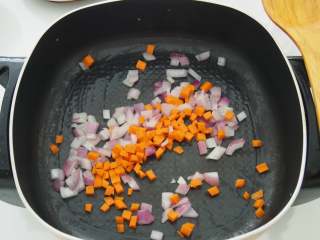 4、彩蔬意面,加入胡萝卜丁翻炒