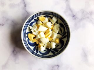 1、水果麦片酸奶碗,鸡蛋去壳切碎