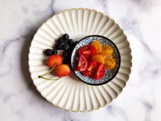 2、水果麦片酸奶碗,小番茄洗净，对半切开，其他水果也洗净