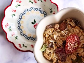 3、水果麦片酸奶碗,将水果坚果燕麦片倒入碗内