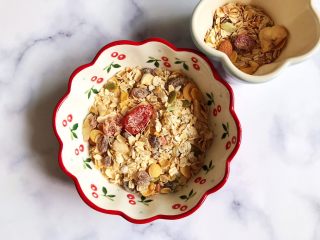 4、水果麦片酸奶碗,留出少许备用