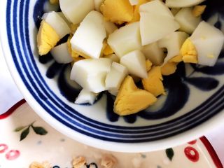 5、水果麦片酸奶碗,加入鸡蛋，搅拌均匀