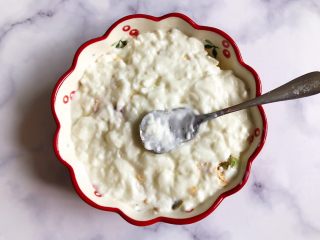 7、水果麦片酸奶碗,盖在燕麦片上，铺平