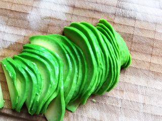 8、水果麦片酸奶碗,牛油果去皮，切成薄片