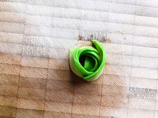 9、水果麦片酸奶碗,然后一片片围着摆放起来，如图所示