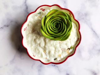 12、水果麦片酸奶碗,将牛油果花移到碗内