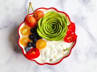 13、水果麦片酸奶碗,摆放上水果