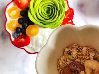 14、水果麦片酸奶碗,加入剩余的燕麦片