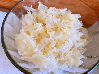 4、苹果银耳红枣汤,泡好的银耳，银耳不用泡很久，只要干银耳泡软了就可以了。