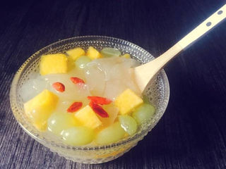 12、苹果银耳红枣汤,这个是加入了芒果和葡萄的银耳汤。