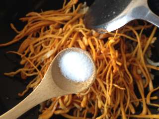 8、虫草花炒肉丝,放入盐炒匀