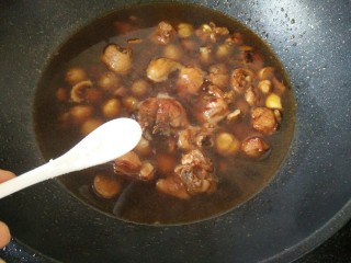 14、红烧鸡块,加一小勺盐