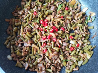 13、酸辣鸡胗,放入酸豆角大火快炒。出锅前加小米辣翻炒均匀。