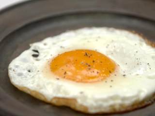 3、煎蛋 蒸蛋 溏心蛋,30秒后关火，静置5秒出锅，撒上盐、胡椒粉