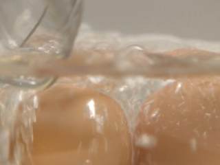 4、煎蛋 蒸蛋 溏心蛋,水烧开，放入鸡蛋，转小火，水温控制在80摄氏度