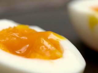 7、煎蛋 蒸蛋 溏心蛋,冷水持续冲淋，表面冷却后剥壳切半