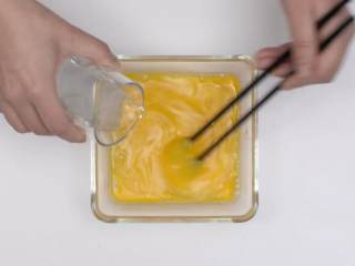 8、煎蛋 蒸蛋 溏心蛋,2颗鸡蛋搅匀打散，根据蛋液1.5倍的比例加入30摄氏度的温水，搅拌均匀