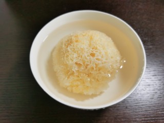 2、苹果银耳红枣汤,银耳加水提前一晚泡发。