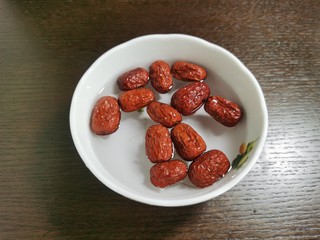 3、苹果银耳红枣汤,红枣用水清洗干净啊。