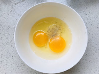 6、黄瓜木耳炒鸡蛋,加少许白胡椒粉去腥；