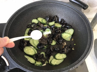 16、黄瓜木耳炒鸡蛋,再放适量盐调味；