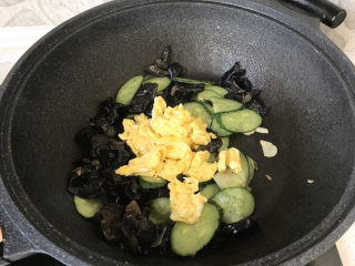 17、黄瓜木耳炒鸡蛋,倒入炒好的嫩蛋；