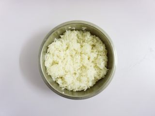 1、芝士片烤吞拿鱼饭团,将大米和糯米先浸泡一小会儿，煮熟放凉（隔夜饭也可以）