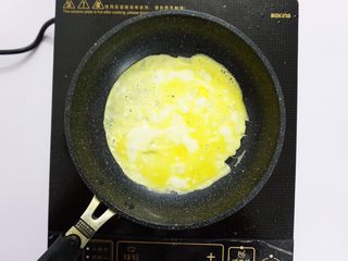 5、芝士片烤吞拿鱼饭团,摊成鸡蛋饼的样子，盛起备用。