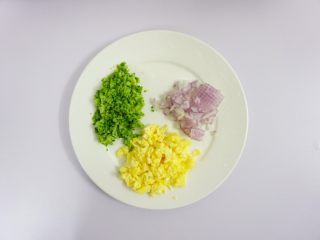 6、芝士片烤吞拿鱼饭团,把鸡蛋，西兰花，洋葱全部切碎。
