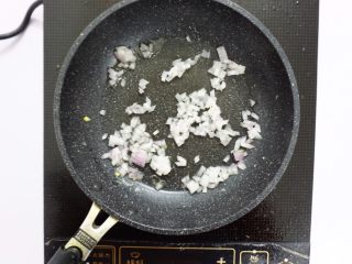 7、芝士片烤吞拿鱼饭团,锅里放入少许油，先把洋葱炒出香味。