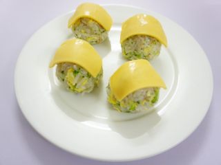 11、芝士片烤吞拿鱼饭团,一片芝士片可切成4小块，铺在饭团上面，烤箱预热200度，烤15分钟左右，直到芝士片变软塌即可。