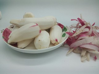 1、滋补暖身汤～筒骨炖萝卜,萝卜削皮（同样大小的萝卜要挑分量重的）