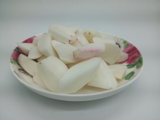 2、滋补暖身汤～筒骨炖萝卜,萝卜切滚刀块