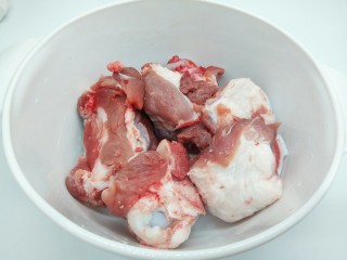 3、滋补暖身汤～筒骨炖萝卜,筒骨一根，请商家斩成块