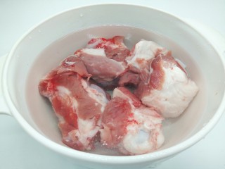 4、滋补暖身汤～筒骨炖萝卜,筒骨用清水泡一会