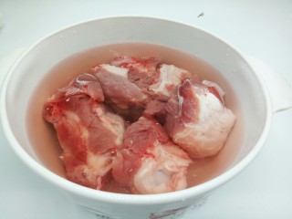 5、滋补暖身汤～筒骨炖萝卜,沥去血水