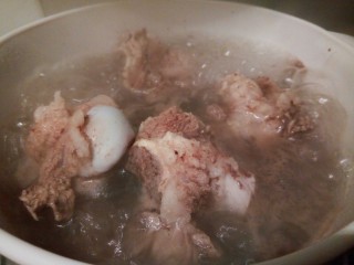 6、滋补暖身汤～筒骨炖萝卜,冷水下锅，放生姜煮至水烧开，再煮两三分钟左右，捞出筒骨，在流动的水中冲去浮沫