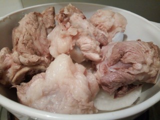 7、滋补暖身汤～筒骨炖萝卜,焯好水的筒骨，萝卜块一起入炖锅