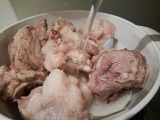 8、滋补暖身汤～筒骨炖萝卜,加入足够的水