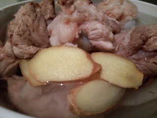 9、滋补暖身汤～筒骨炖萝卜,生姜搁几片，大火煮开，中火炖一小时