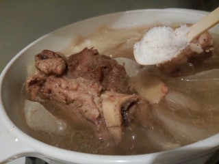 10、滋补暖身汤～筒骨炖萝卜,加盐调味