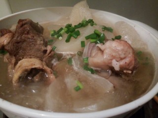 12、滋补暖身汤～筒骨炖萝卜,撒上葱花