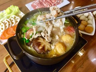 22、快手暖胃番茄火锅,有菜有肉有菌类,好满足的感觉哦~